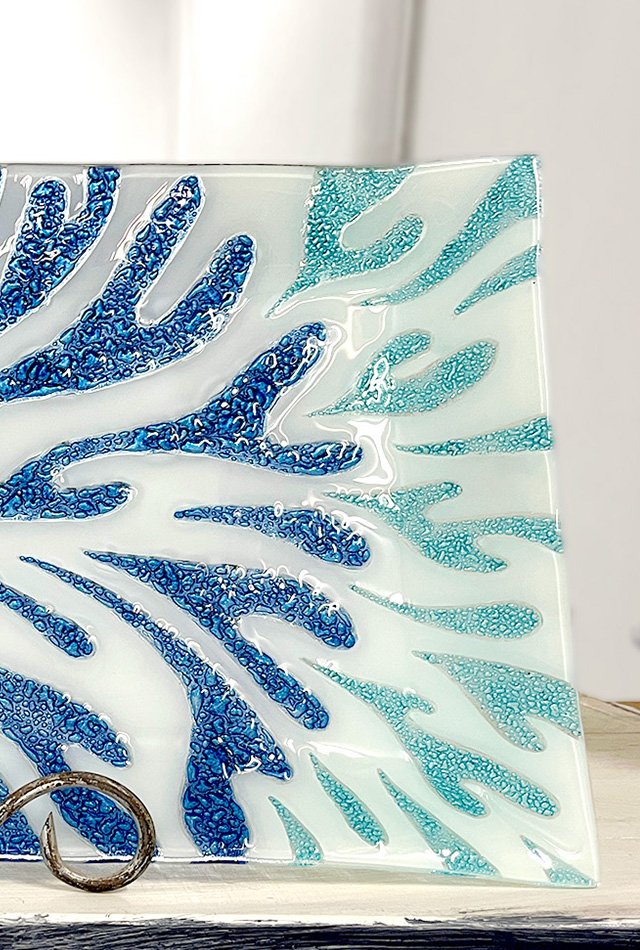 Platter with a blue bubble splash design