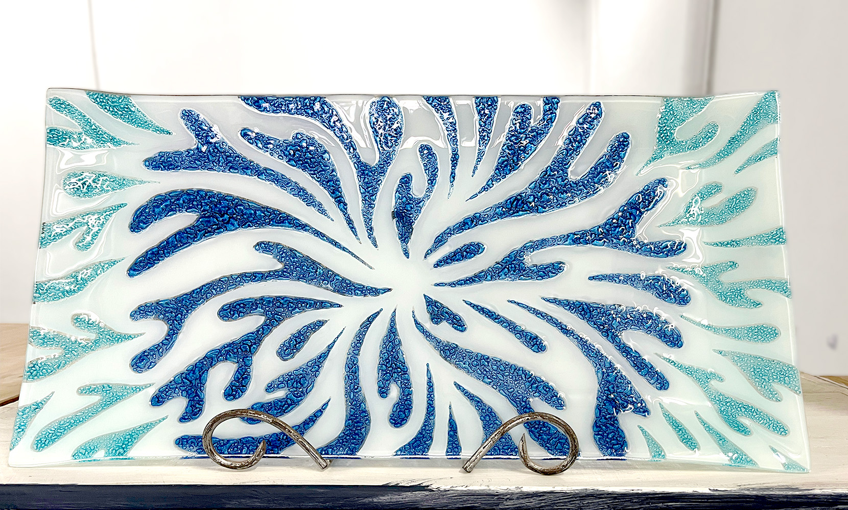 Platter with a blue bubble splash design